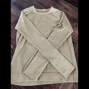 Lululemon long sleeved ribbed tech shirt